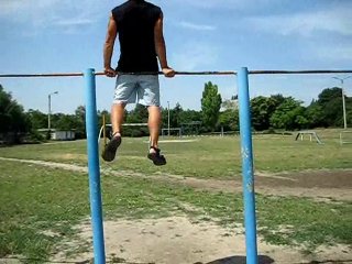 Пацан на турнике на аву Пацан на турнике на аву